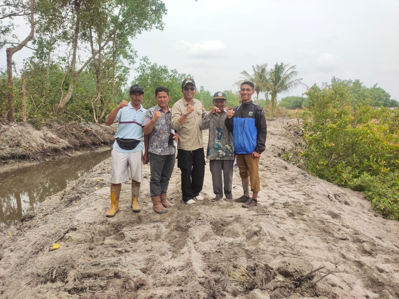 Pemerintah Nagari katiagan, pasaman Barat melakukan pembukaan ruas jalan prooduksi tani dan Nelayan